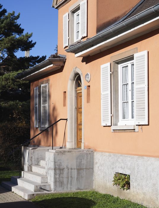 pavillon, façade antérieure, vue partielle