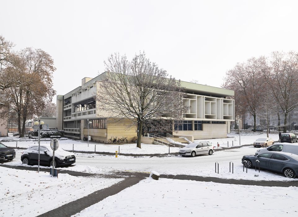vue générale du bâtiment dans son environnement