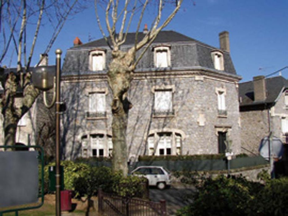 façade sur rue d’une villa