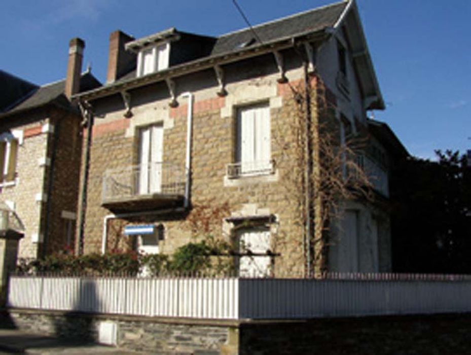façade sur rue d’une villa