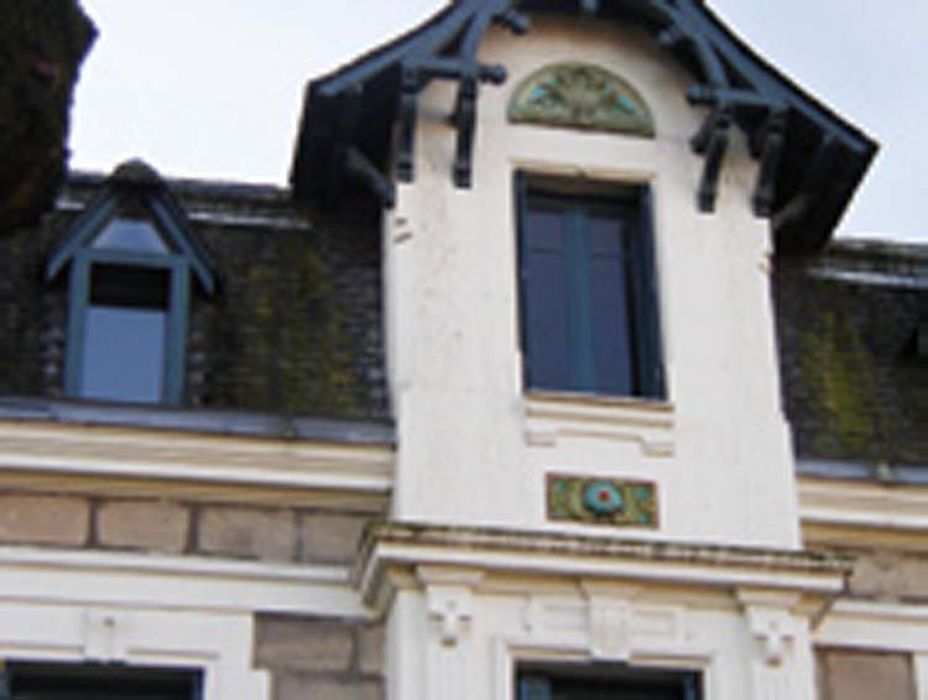 façade sur rue d’une villa, détail de la partie supérieure