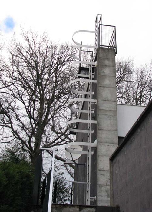 détail de l’échelle d’accès sur le pignon au belvédère