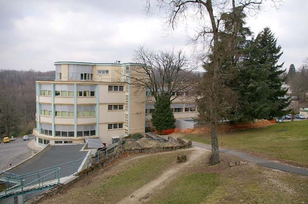 vue partielle du bâtiment principal
