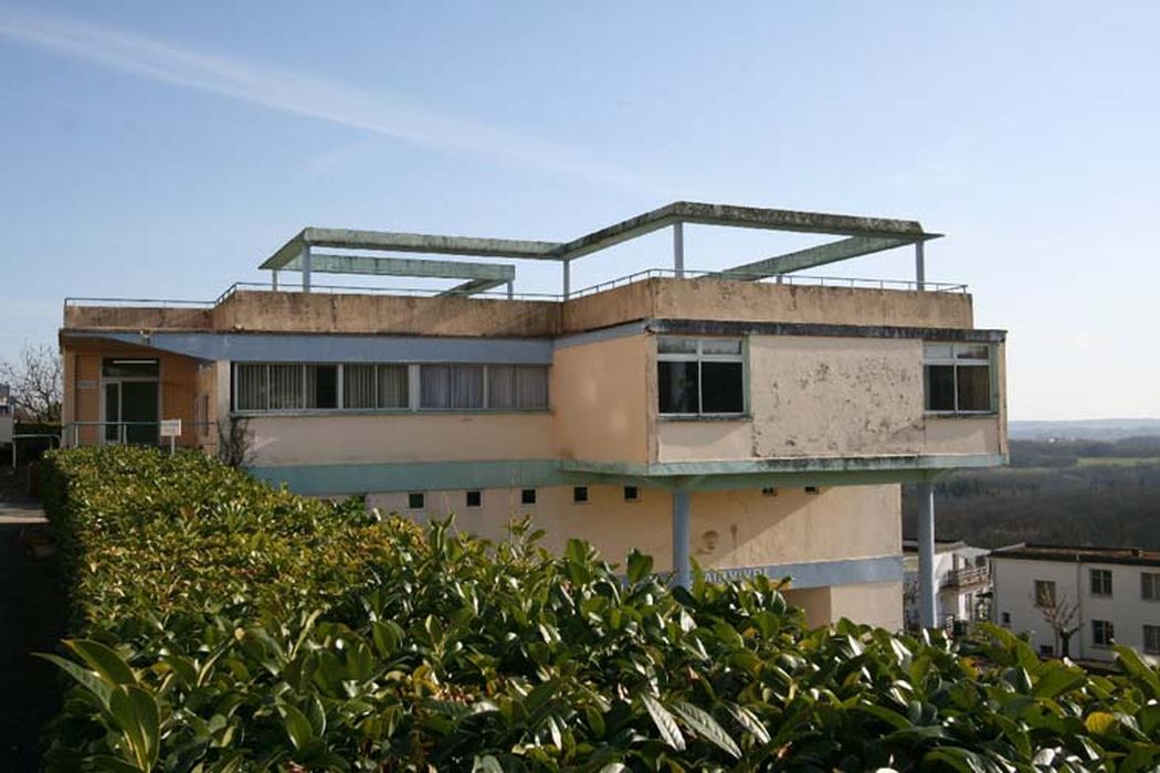 vue partielle du bâtiment administratif