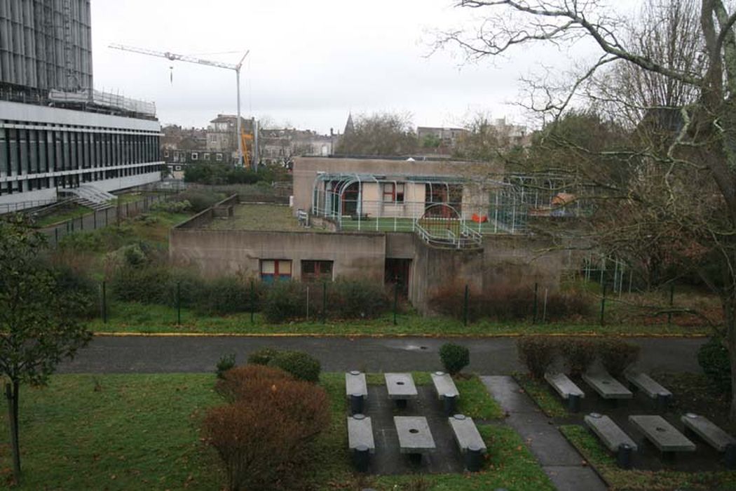 vue partielle des extérieurs depuis la salle de restaurant