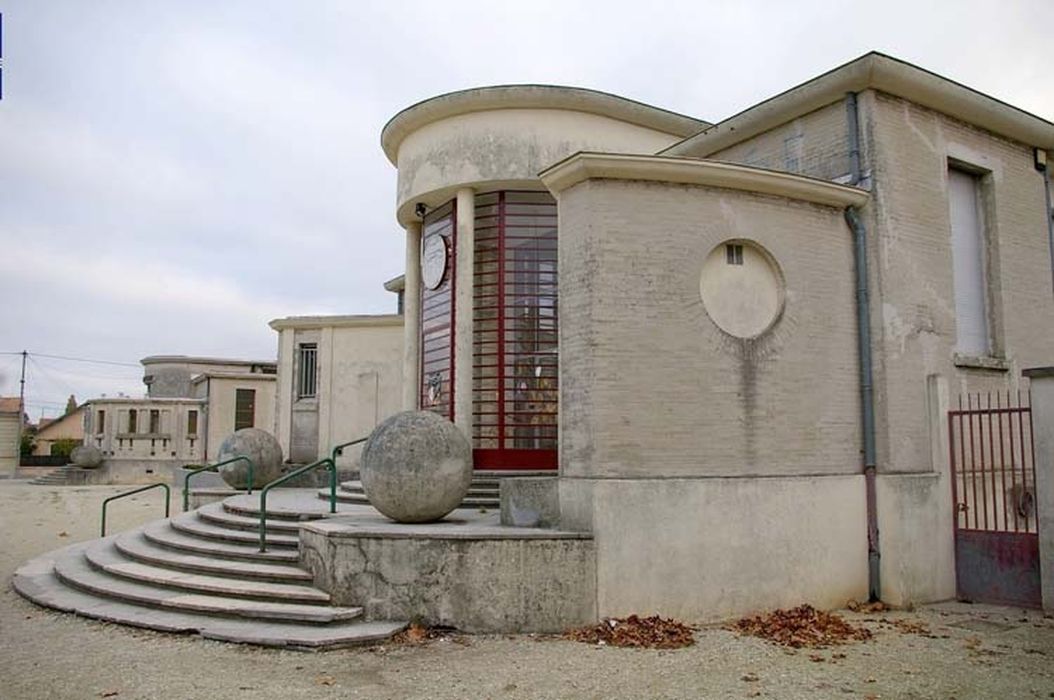 crèche, vue partielle de la façade