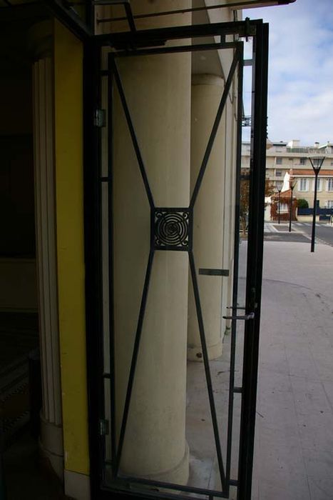 porte d’accès sur rue, détail d’un vantail
