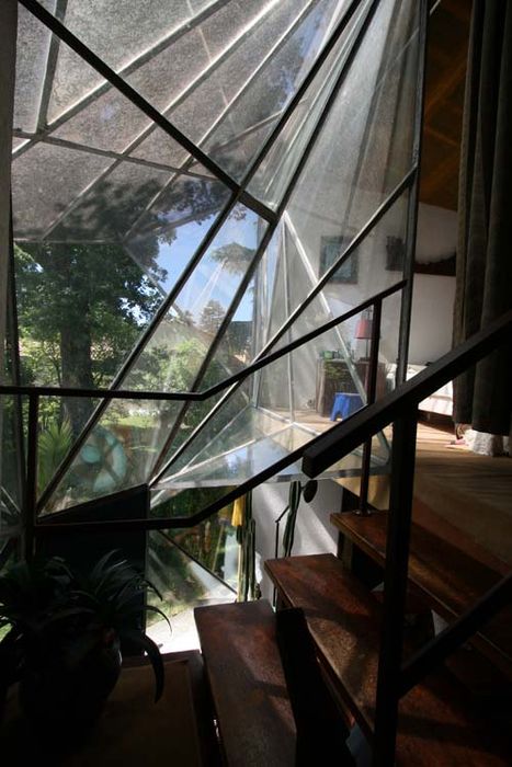 vue partielle de la façade de verre