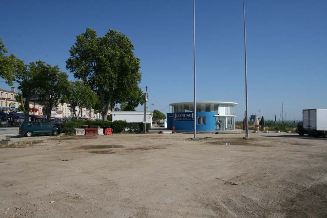 vue générale du bâtiment principal dans son environnent