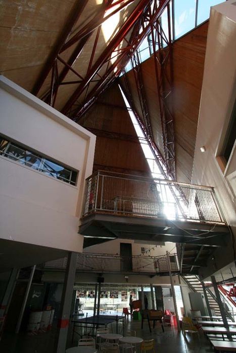 espace de rencontre du bâtiment de la Pyramide, vue partielle