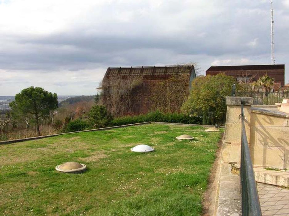 vue partielle des bâtiments depuis une terrasse