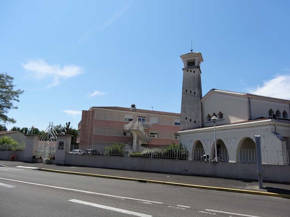 vue partielle de l’église dans son environnement