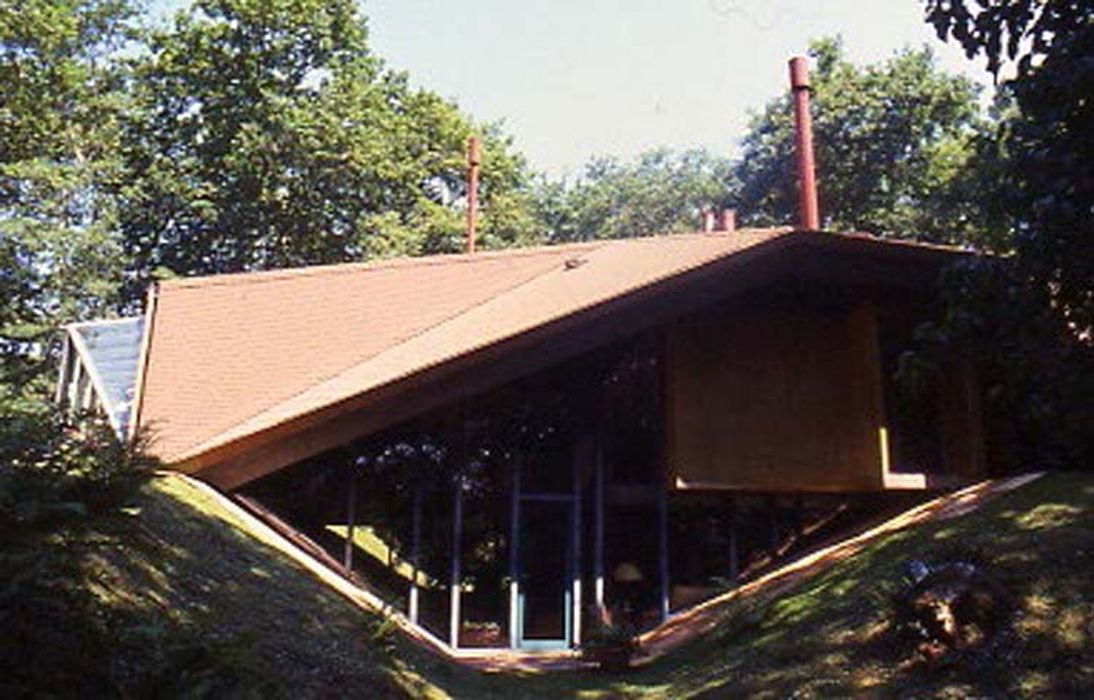 vue générale de la maison dans son environnement