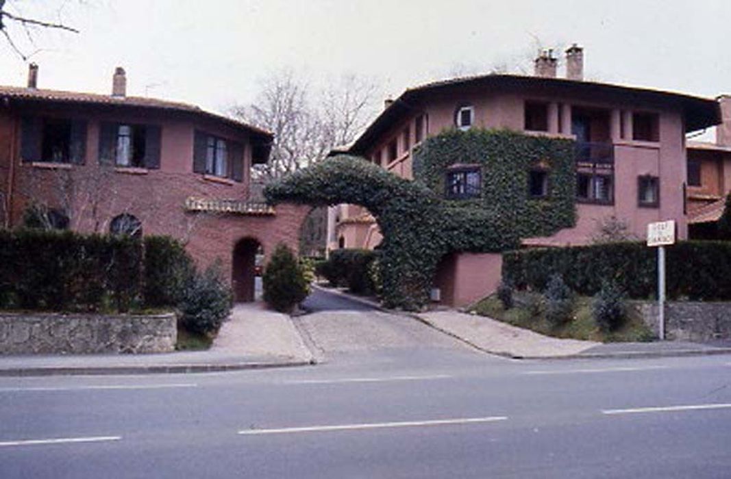 façade sur rue, vue partielle