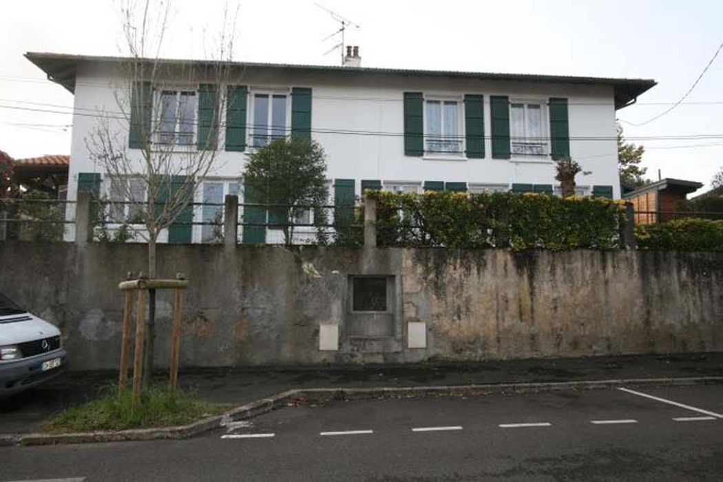 façade sur rue d’une maison jumelle