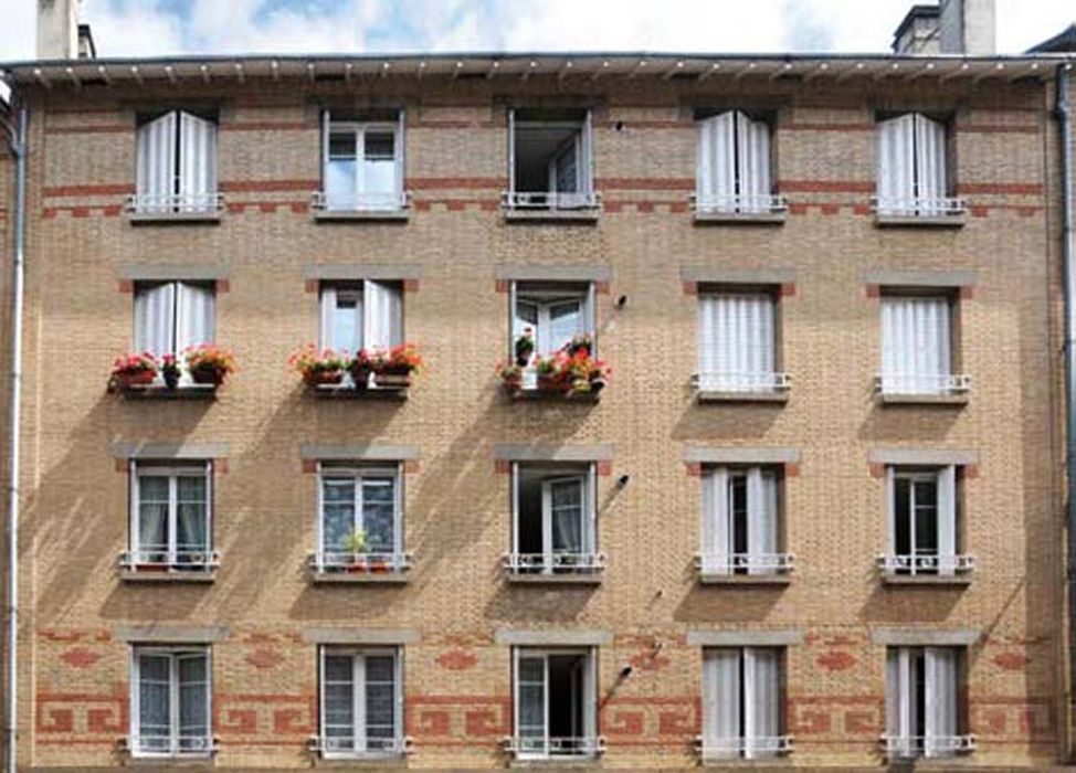 façade sur rue, vue partielle