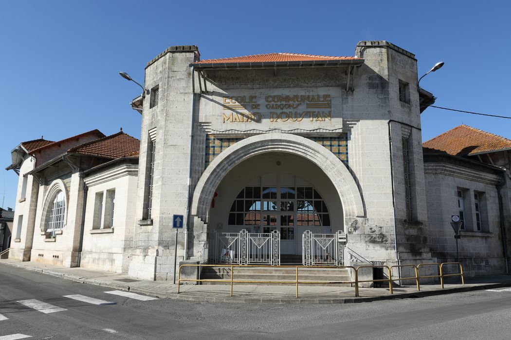 façade d'entrée, intersection rue Henri Barret et Place Mulac