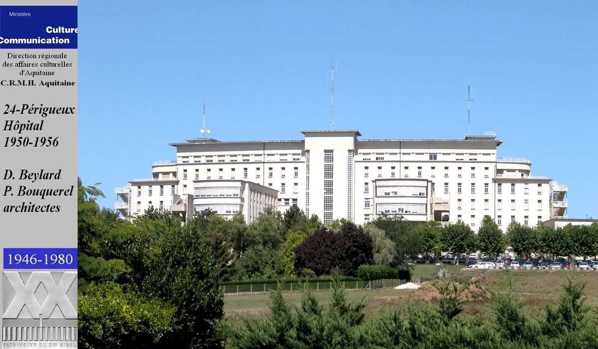 vue façade sud du bâtiment principal depuis le parking