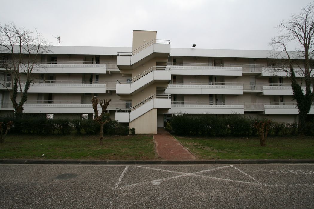 façade nord-ouest, depuis la rue Saint-Emile