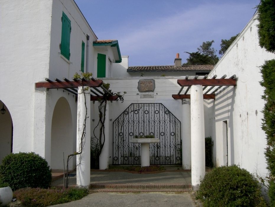 entrée, côté avenue Saint-François-Xavier