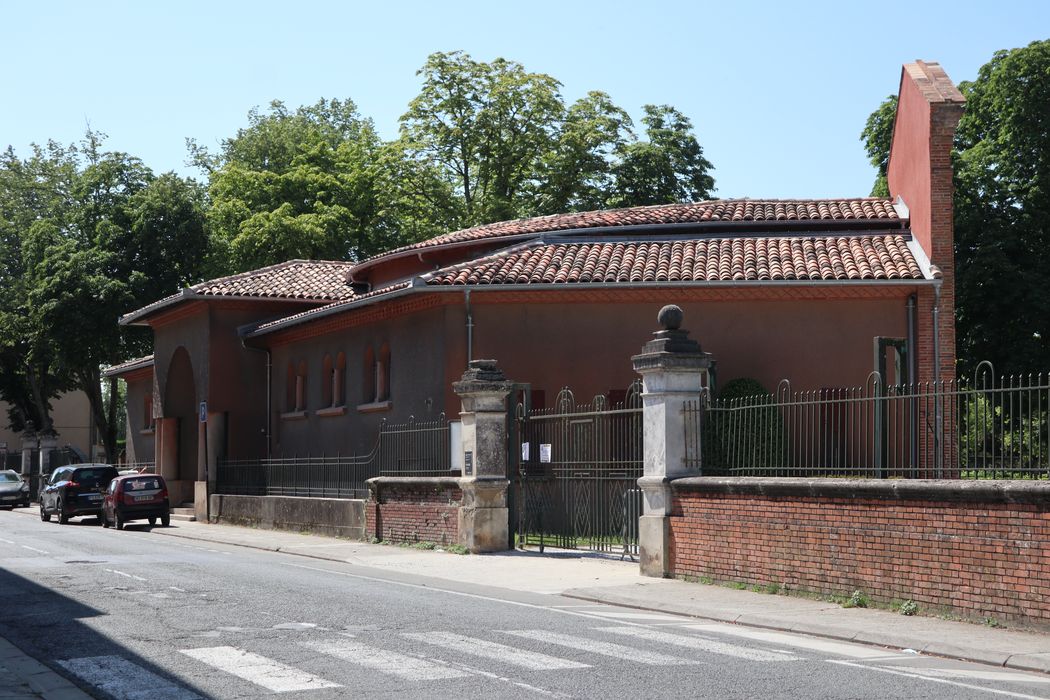 façade est sur l’avenue Dom. Vaissette