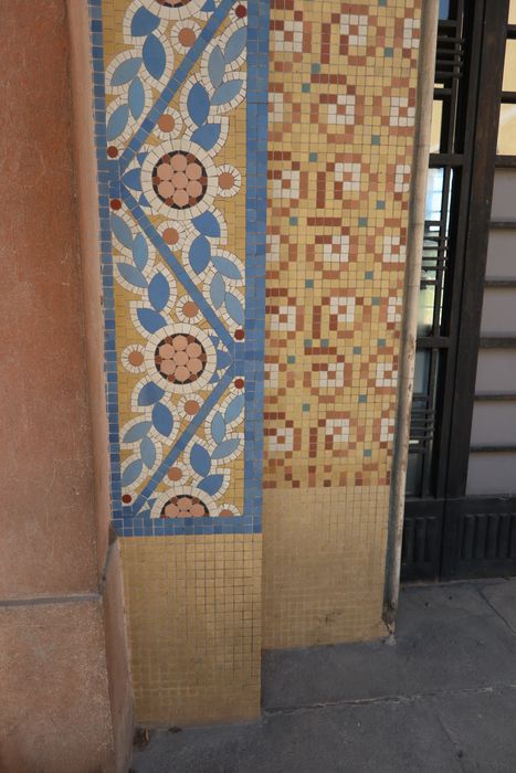 façade ouest, détail du décor de mosaïque de l’entrée