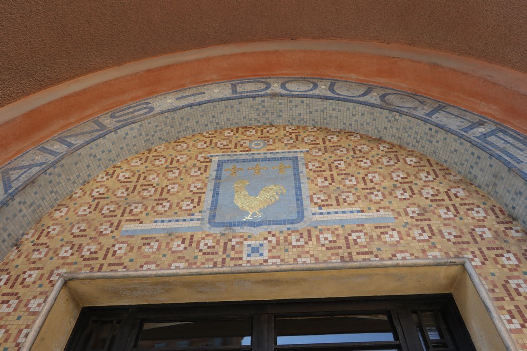 façade ouest, détail du décor de mosaïque de l’entrée