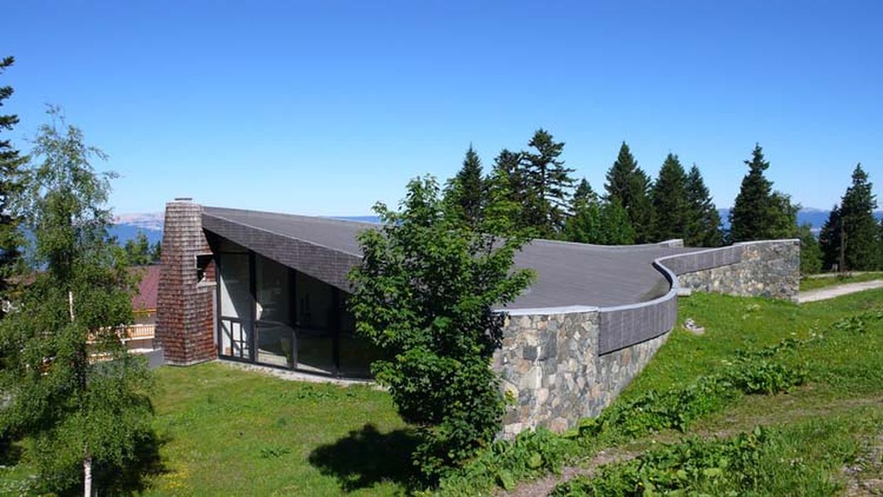 vue générale du bâtiment dans son environnement