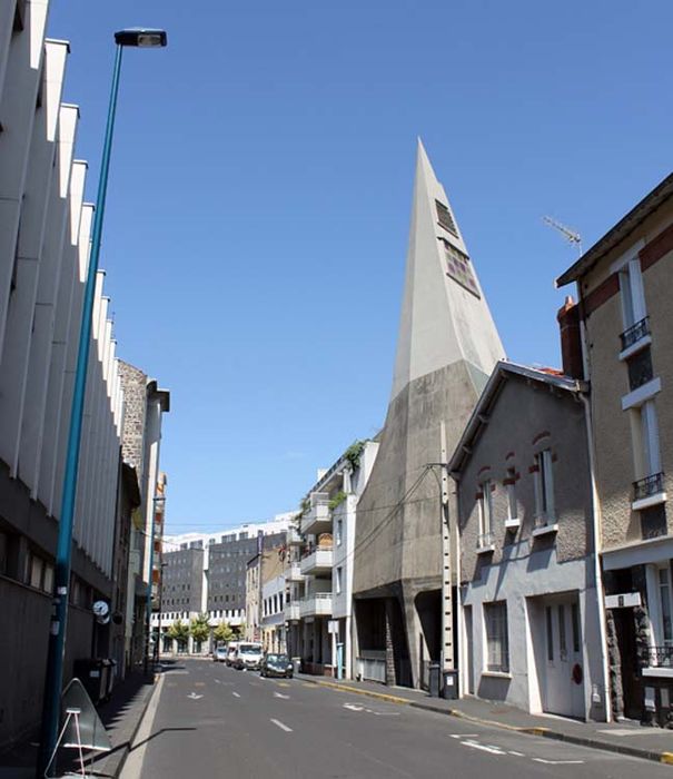 vue partielle de la chapelle dans son environnement urbain