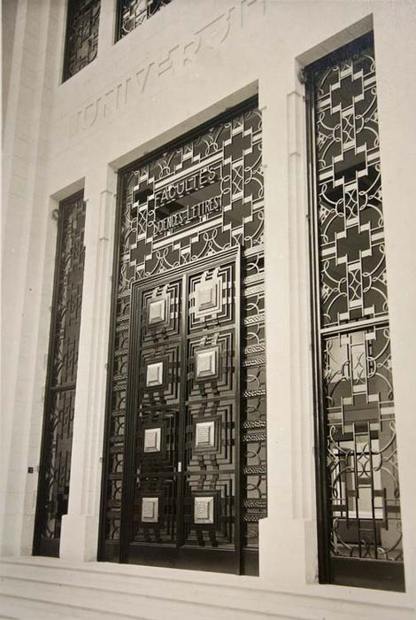 porte monumentale d’accès au bâtiment