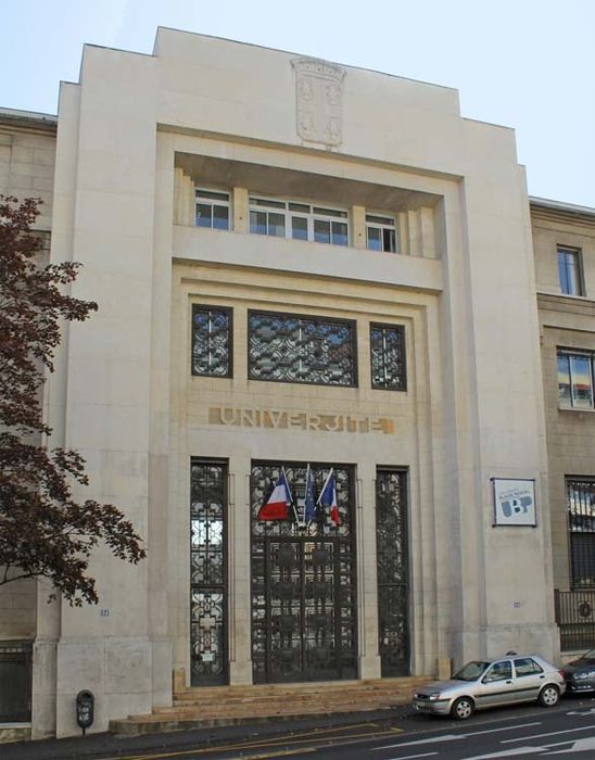 façade sur rue, vue partielle