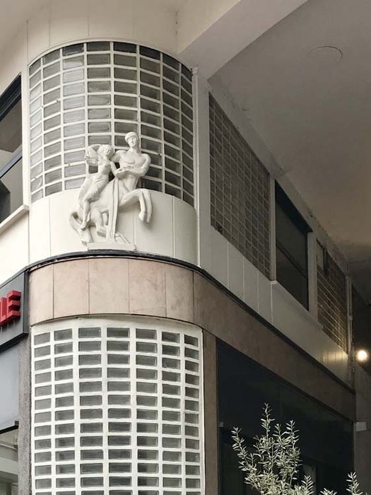 entrée de la galerie, détail du groupe sculpté
