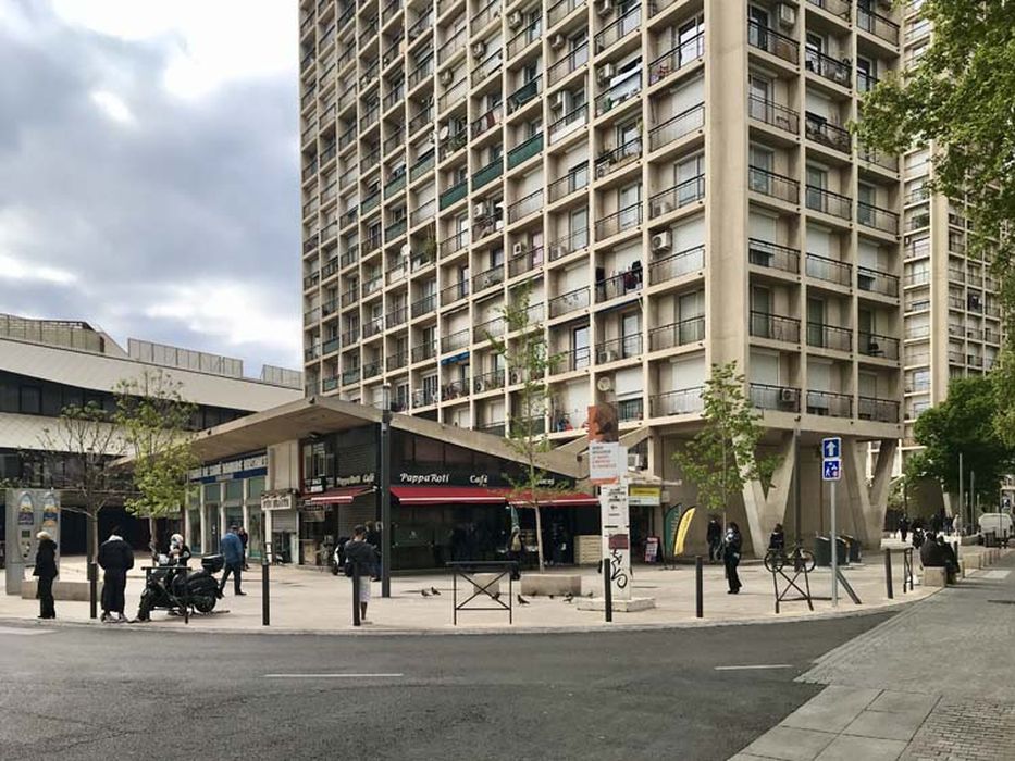 vue partielle du bâtiment dans son environnement