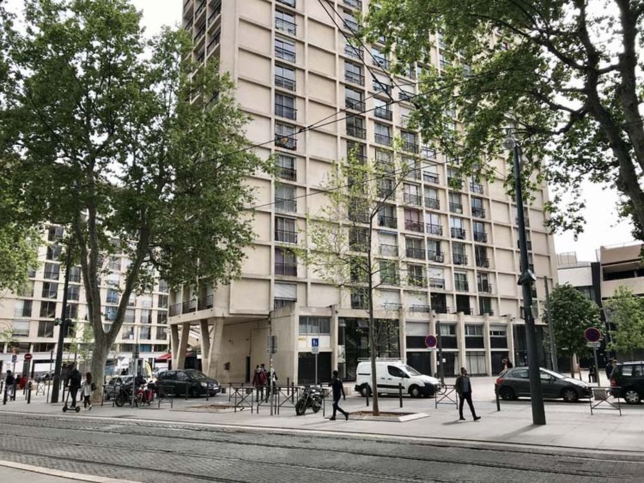 vue partielle du bâtiment dans son environnement