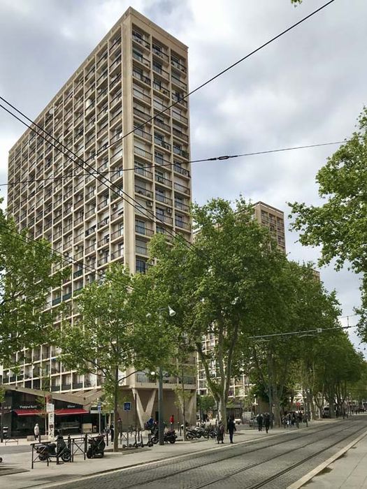 vue générale de l'immeuble dans son environnement