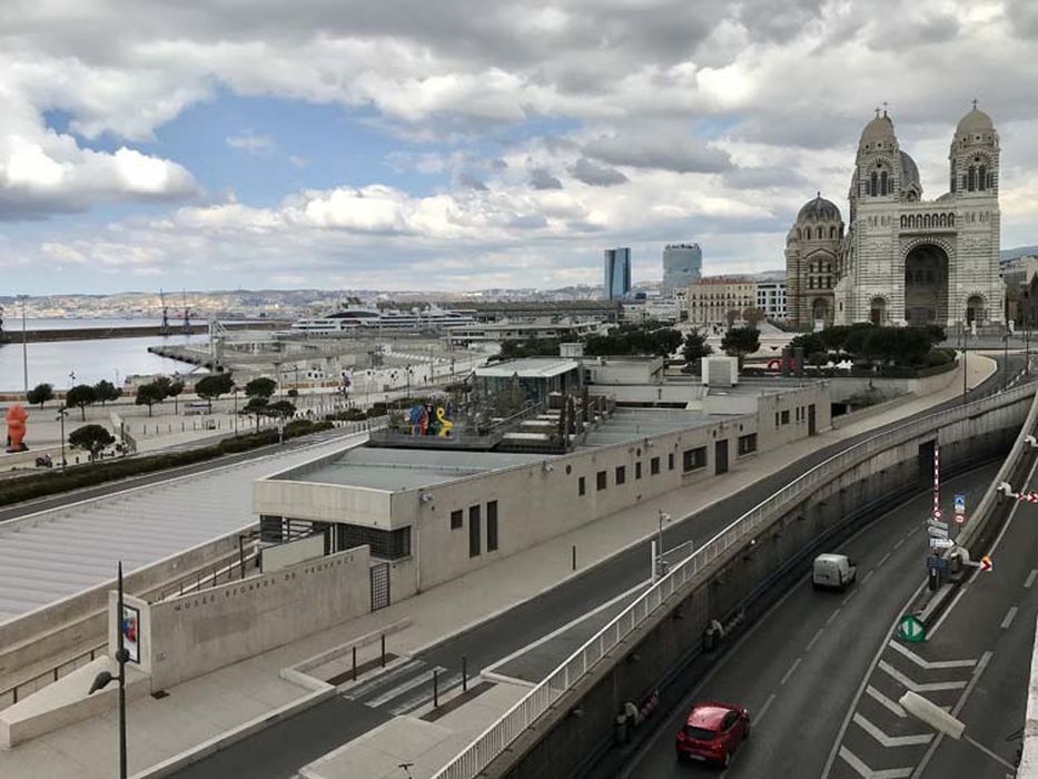 vue générale du bâtiment dans son environnement