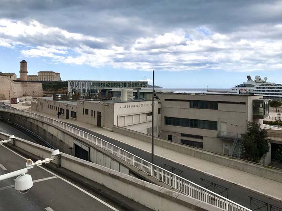 vue générale du bâtiment dans son environnement