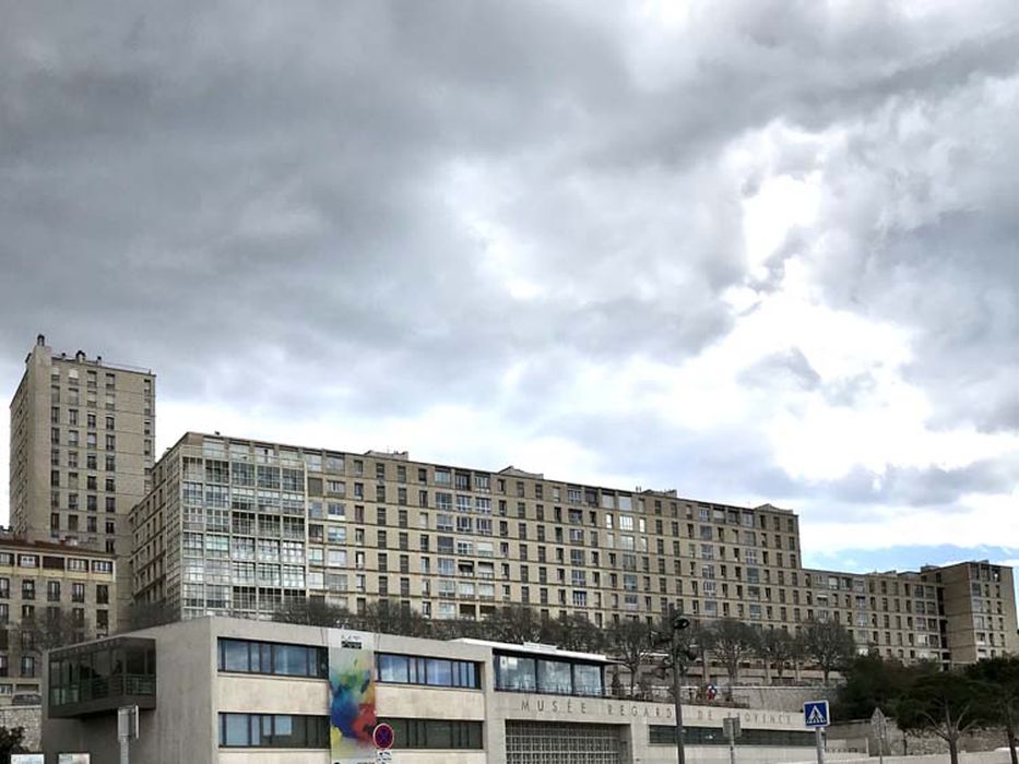 vue générale du bâtiment dans son environnement