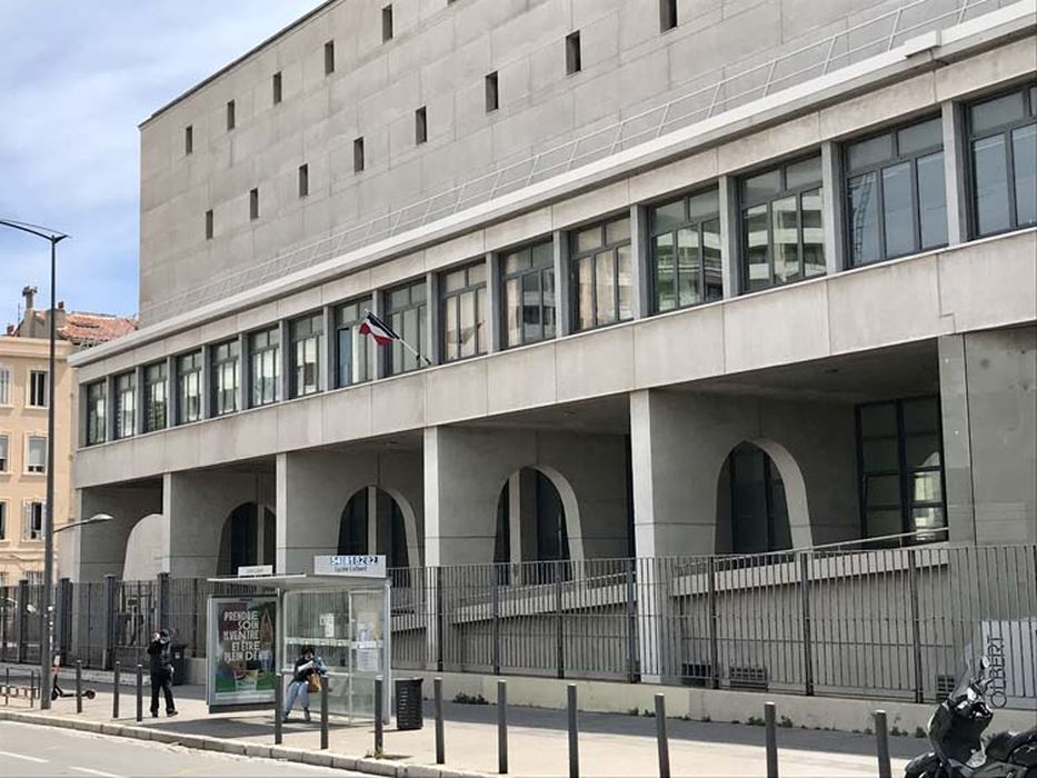 vue partielle du bâtiment