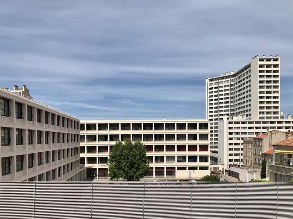 vue générale du bâtiment dans son environnement