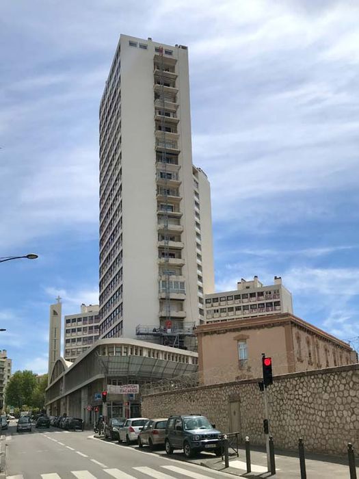 vue générale du bâtiment dans son environnement