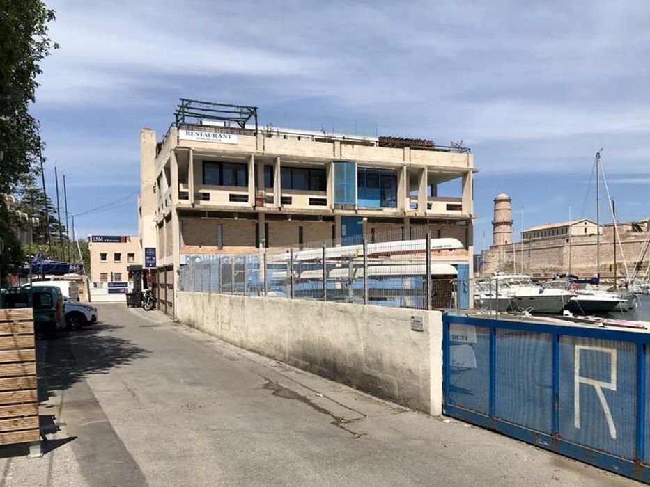 vue générale du bâtiment dans son environnement