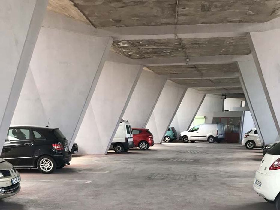 zone de parking au niveau du rez-de-chaussée, vue partielle