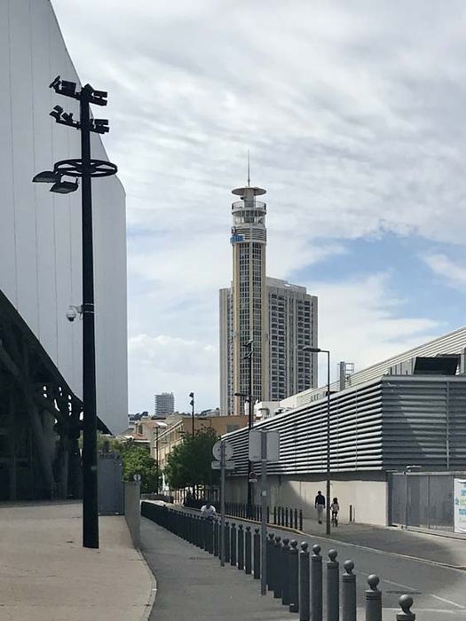 vue générale de la tour dans son environnement