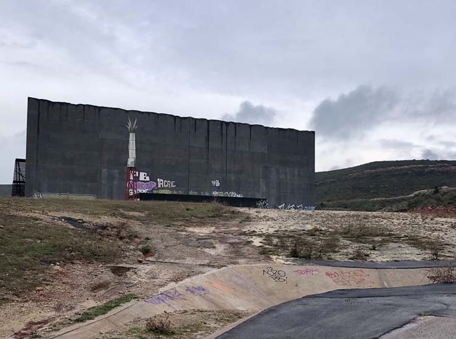 vue générale du bâtiment dans son environnement