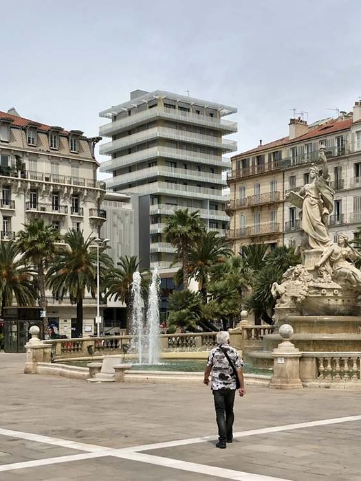 vue générale du bâtiment dans son environnement