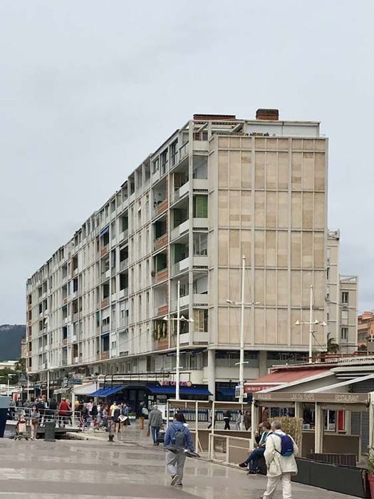 vue générale du bâtiment dans son environnement
