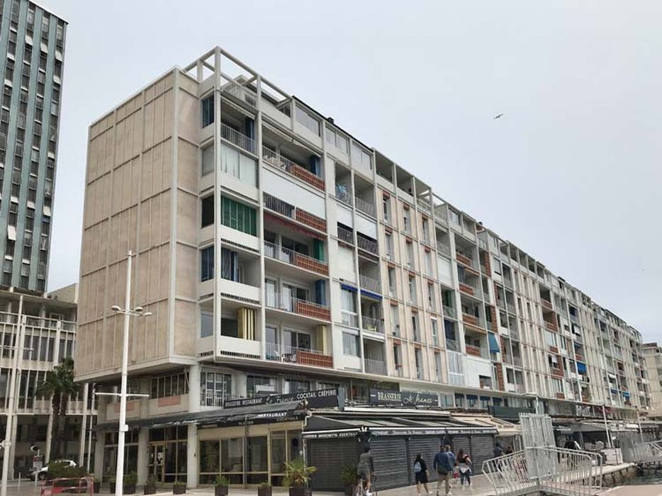 vue générale du bâtiment dans son environnement