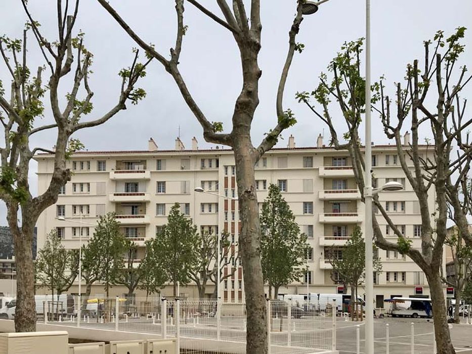 vue générale du bâtiment dans son environnement