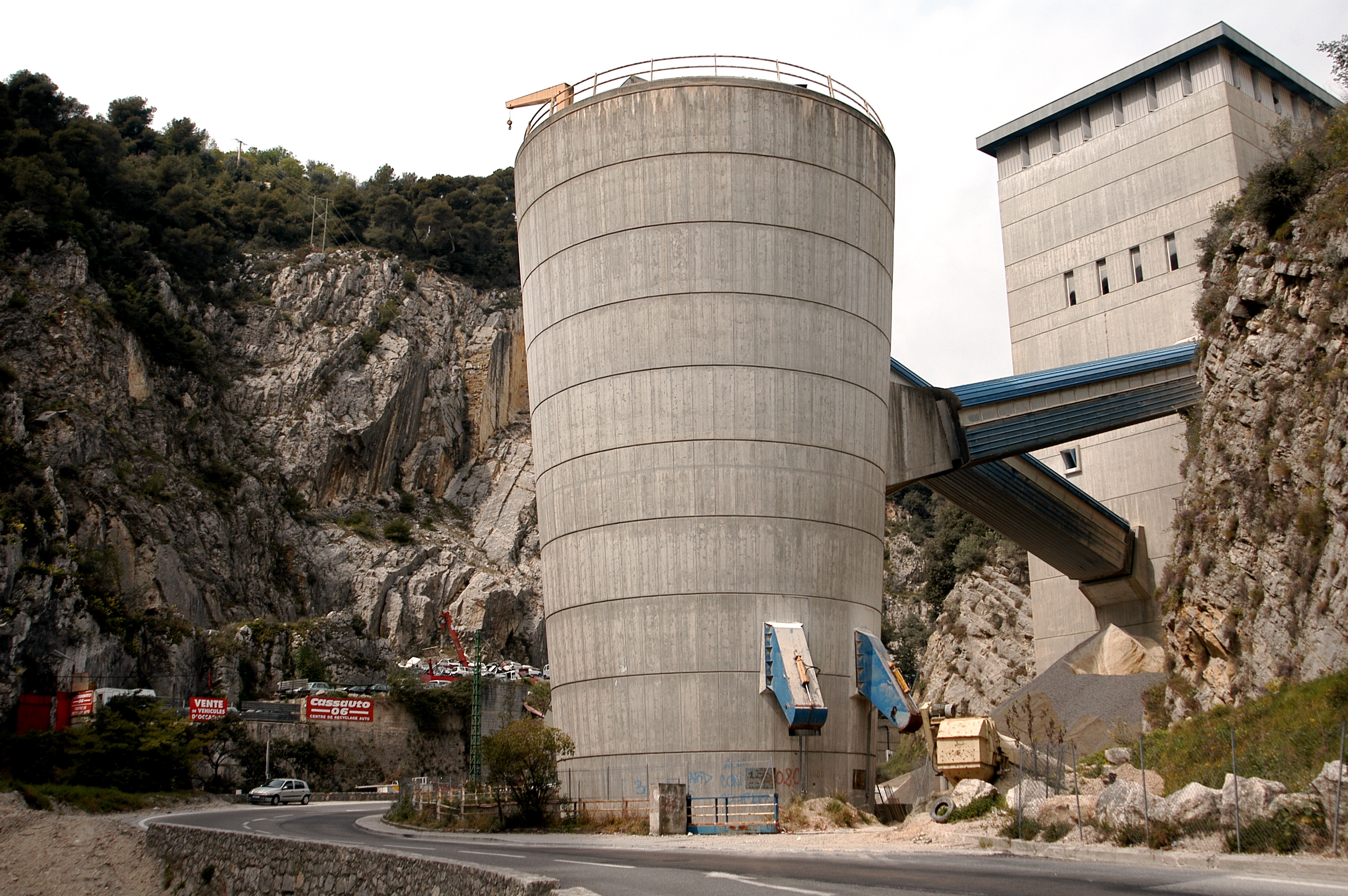 06-Saint André La Roche, silos de la carrière